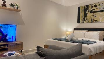 Deluxe Studio Suite, Balcony, City View | Interior