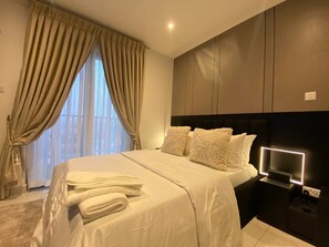 Deluxe-Studiosuite, Balkon, Stadtblick | Laptopgeeigneter Arbeitsplatz, kostenloses WLAN