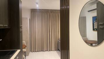 Deluxe Studio Suite, Balcony, City View | Interior