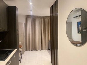 Suite estudio Deluxe, balcón, vista a la ciudad | Interior