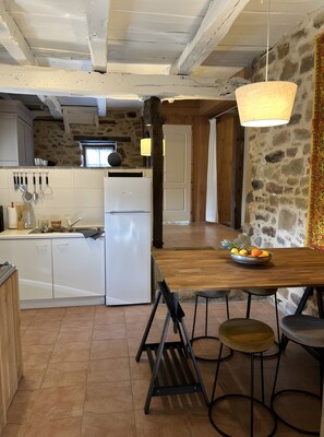 Fridge, microwave, oven, stovetop - Cottage "Le Pentadou – Le Patio" with Shared Pool, Private Terrace, and Wi-Fi (Felzins)