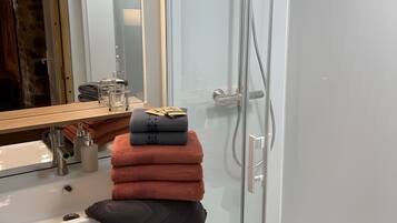 Een douche, een haardroger, handdoeken