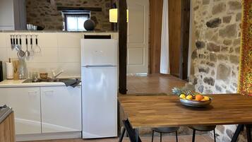 Een koelkast, een magnetron, een oven, een kookplaat