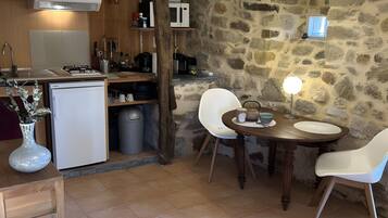 Een koelkast, een magnetron, een oven, een kookplaat