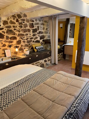 1 dormitorio, tabla de planchar con plancha, wifi y ropa de cama