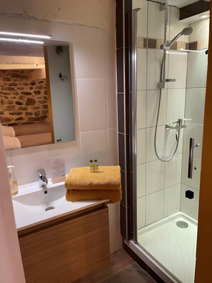Douche, sèche-cheveux, serviettes fournies
