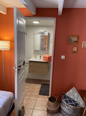 1 bedroom, iron/ironing board, WiFi, bed sheets - Colibri Guest Room with Shared Pool, Covered Terrace and Wi-Fi (Felzins)