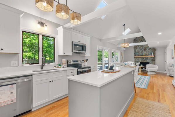 Coffee/tea maker, fridge, microwave, oven - Minutes from Beaches, Outdoor Shower, Fire Pit! (Eastham)