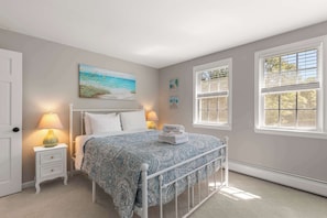 3 bedrooms, iron/ironing board, WiFi, bed sheets - Minutes from Beaches, Outdoor Shower, Fire Pit! (Eastham)