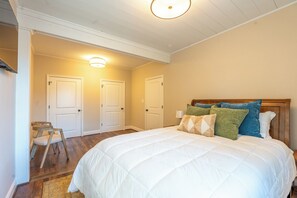 2 bedrooms, WiFi, bed sheets - Turnkey cozy living in this beautifully furnished 2-bd, 1-bath in Thunderbolt (Thunderbolt)