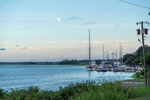 Marina - Turnkey cozy living in this beautifully furnished 2-bd, 1-bath in Thunderbolt (Thunderbolt)