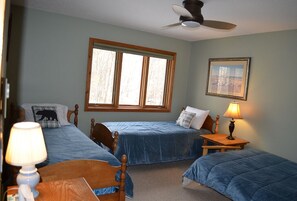 2 bedrooms, iron/ironing board, WiFi, bed sheets - Private 2-Bedroom Townhome minutes from Attitash, Storyland and North Conway (Bartlett)