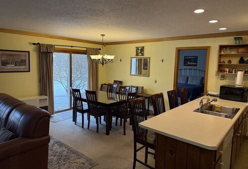 Private 2-Bedroom Townhome minutes from Attitash, Storyland and North Conway
