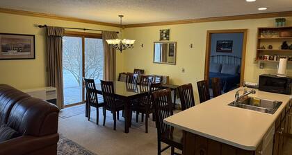 Private 2-Bedroom Townhome minutes from Attitash, Storyland and North Conway