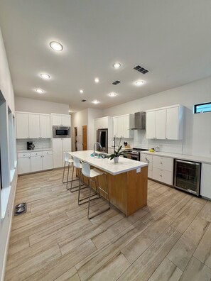 Fridge, microwave, oven, stovetop - 3bd Cactus House designed to relax in a gated McAllen community! (Pharr)