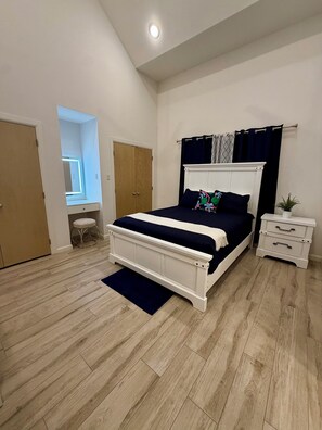 3 bedrooms, in-room safe, desk, iron/ironing board - 3bd Cactus House designed to relax in a gated McAllen community! (Pharr)