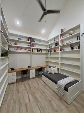 3 bedrooms, in-room safe, desk, iron/ironing board