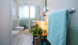 Hair dryer, towels, soap, toilet paper - Beautiful apartment in the center of the town and 5 minutes from the sea (Calasetta)