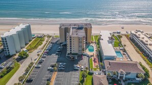 Ein Hotel direkt am Strand mit Parkplatz, Schwimmbad und Meerblick.