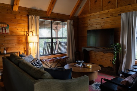 Smart TV, books. Peaceful Cabin on Private Acres, King Beds, Near Lake Somerville, Pet-Friendly