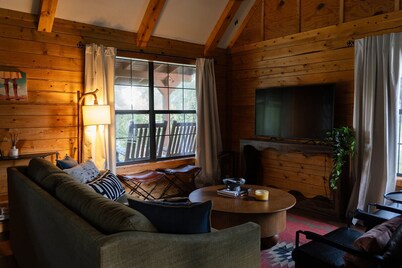 Peaceful Cabin on Private Acres, King Beds, Near Lake Somerville, Pet-Friendly
