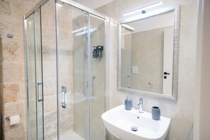 Suihku, ympäristöystävälliset hygieniatuotteet, hiustenkuivaaja, bidee