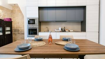 Frigorifero, microonde, forno, piano cottura