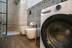Bruser, miljøvenlige toiletartikler, hårtørrer, bidet
