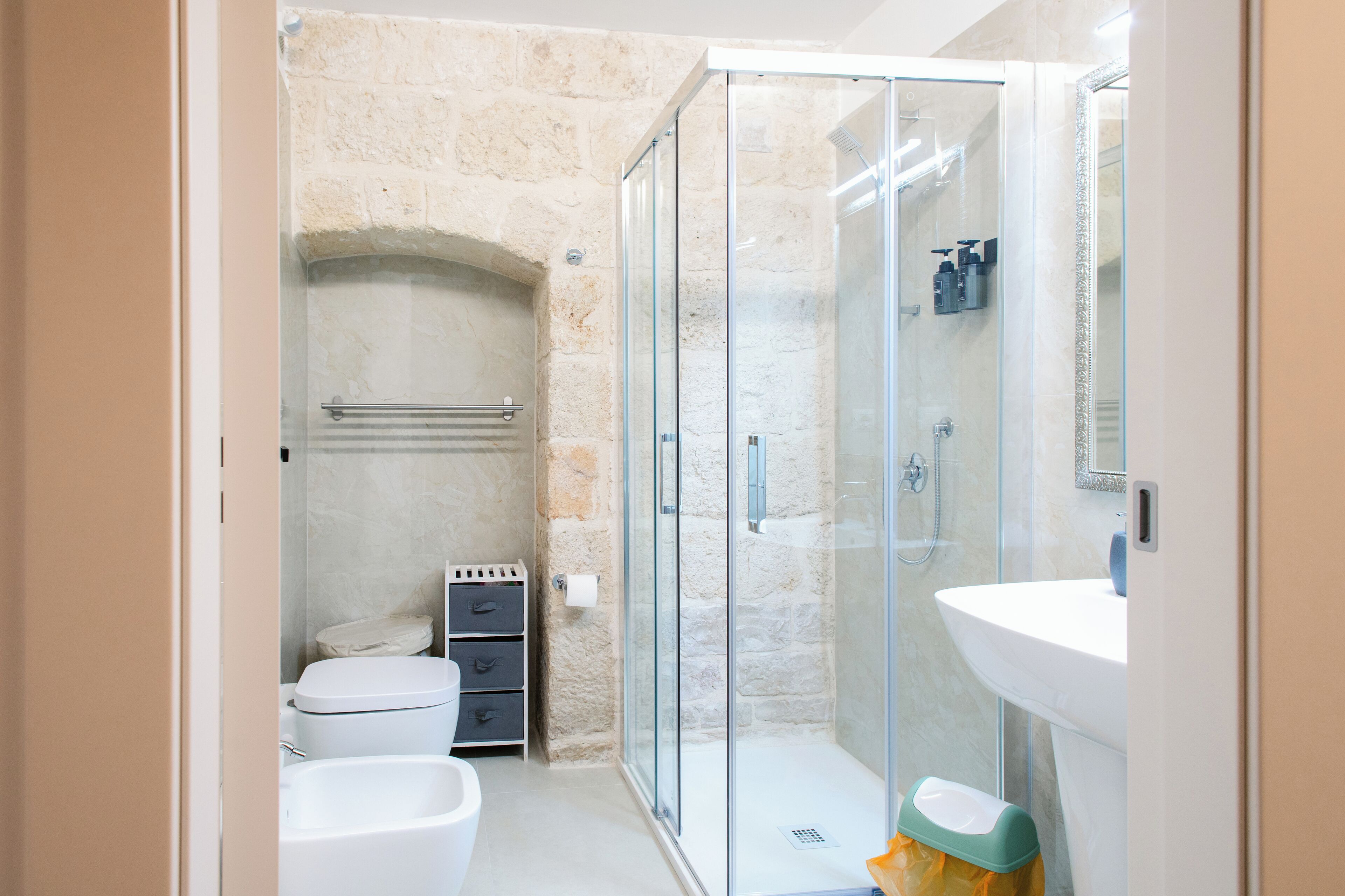 Douche, articles de toilette écologiques, sèche-cheveux, bidet