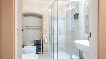 Douche, articles de toilette écologiques, sÚche-cheveux, bidet