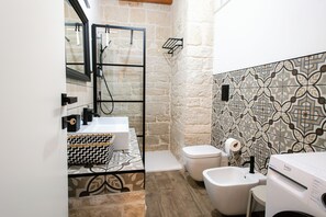 Douche, articles de toilette écologiques, séchoir à cheveux, bidet