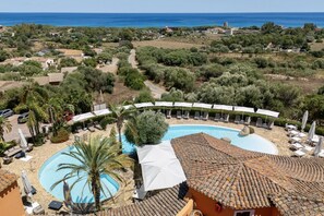 A heated pool - Hotel Galanias superior room 2 beds (Bari Sardo)