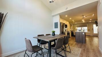 Townhouse – familie, balkong | Spiseområde