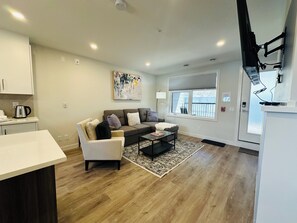 Maison en rangée familiale, balcon | Aire de séjour