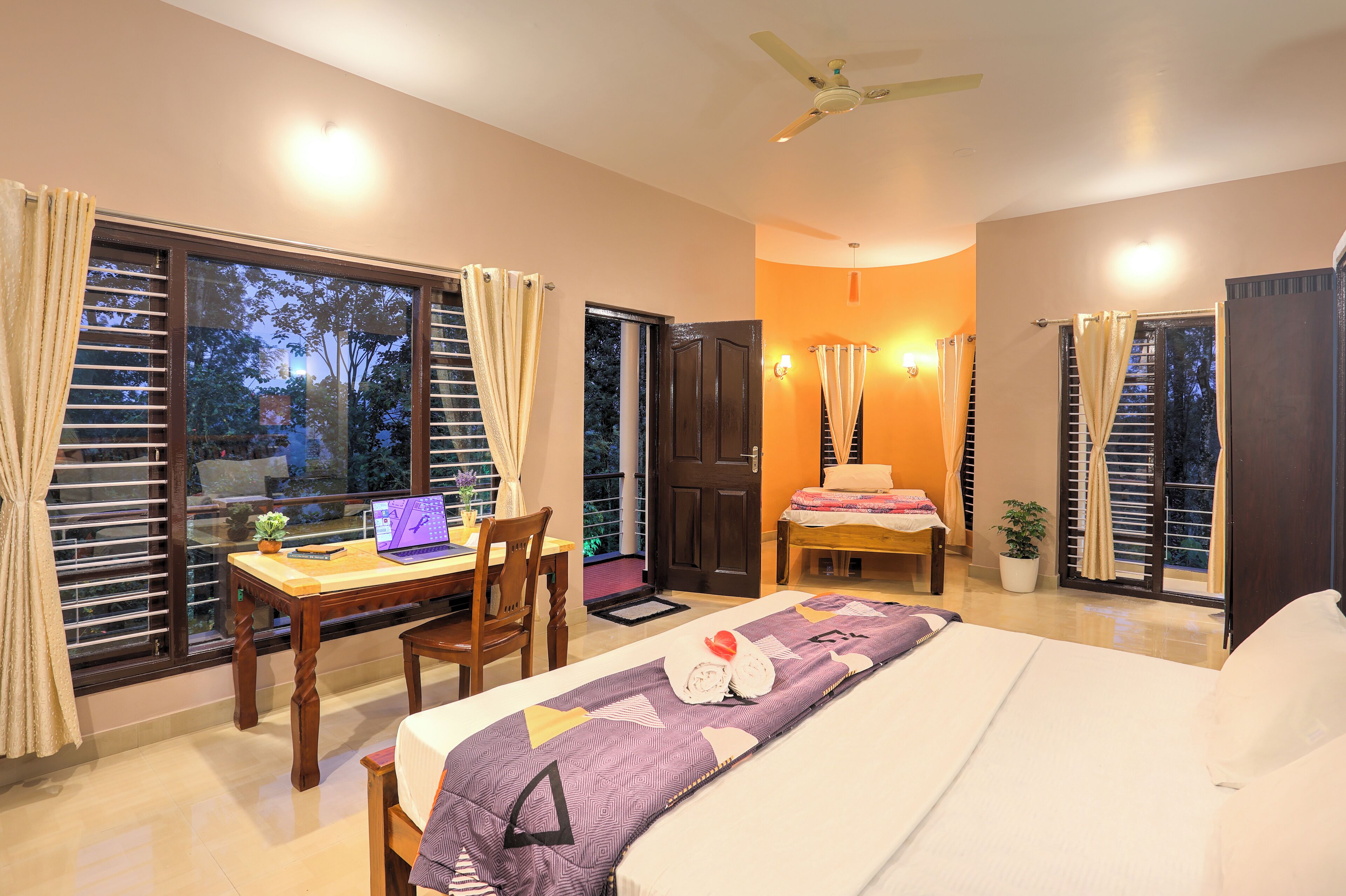 Tremannsrom, balkong, hageutsikt | Utsikt fra rommet