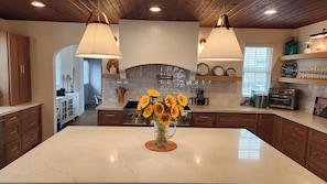 Private kitchen - Stunning 4BR/3BA Home in Sunset Cliffs – Walk to Ocean (San Diego)