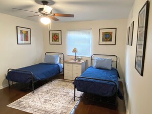 3 habitaciones, tabla de planchar con plancha, wifi y ropa de cama
