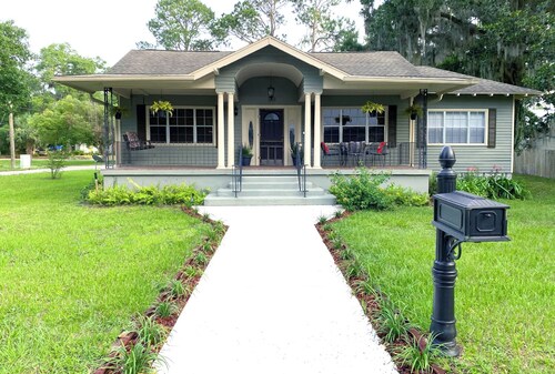 Spacious Downtown 3-Bedroom Home with Workspace, Parking & Sleeps 6