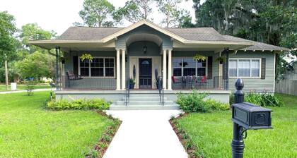 Spacious Downtown 3-Bedroom Home with Workspace, Parking & Sleeps 6