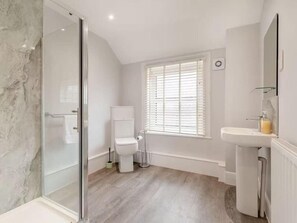 Bathroom - Apartment 5 (Cromer)