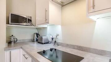 Deluxe Apartment, Pets allowed, Sea View | Private kitchen