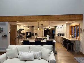 Smart TV, books, stereo - Lakefront Luxury Estate on 450-acre Maple Farm (Newfoundland)