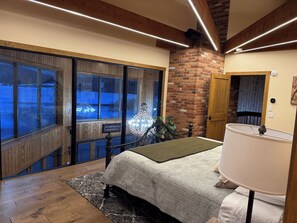 4 bedrooms, desk, iron/ironing board, travel cot - Lakefront Luxury Estate on 450-acre Maple Farm (Newfoundland)