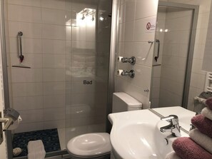 Hair dryer, towels, soap, toilet paper - Northern Black Forest vacation app. 44 sqm, Dieter Hoffmann Freudenstadt-Kniebis. (Freudenstadt)
