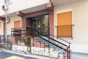 Exterior detail - GuestHost - A cozy 135 sq m apartment, perfect for seven people, located on the first floor of a building with an elevator (NOT accessible to disabled guests).The property is located a short distance from the Palazzo dei Normanni and Parco d'Orleans: its (Palermo)