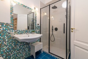 Shower, bidet, towels - GuestHost - A cozy 135 sq m apartment, perfect for seven people, located on the first floor of a building with an elevator (NOT accessible to disabled guests).The property is located a short distance from the Palazzo dei Normanni and Parco d'Orleans: its (Palermo)