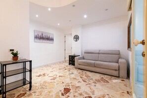 TV - GuestHost - A cozy 135 sq m apartment, perfect for seven people, located on the first floor of a building with an elevator (NOT accessible to disabled guests).The property is located a short distance from the Palazzo dei Normanni and Parco d'Orleans: its (Palermo)