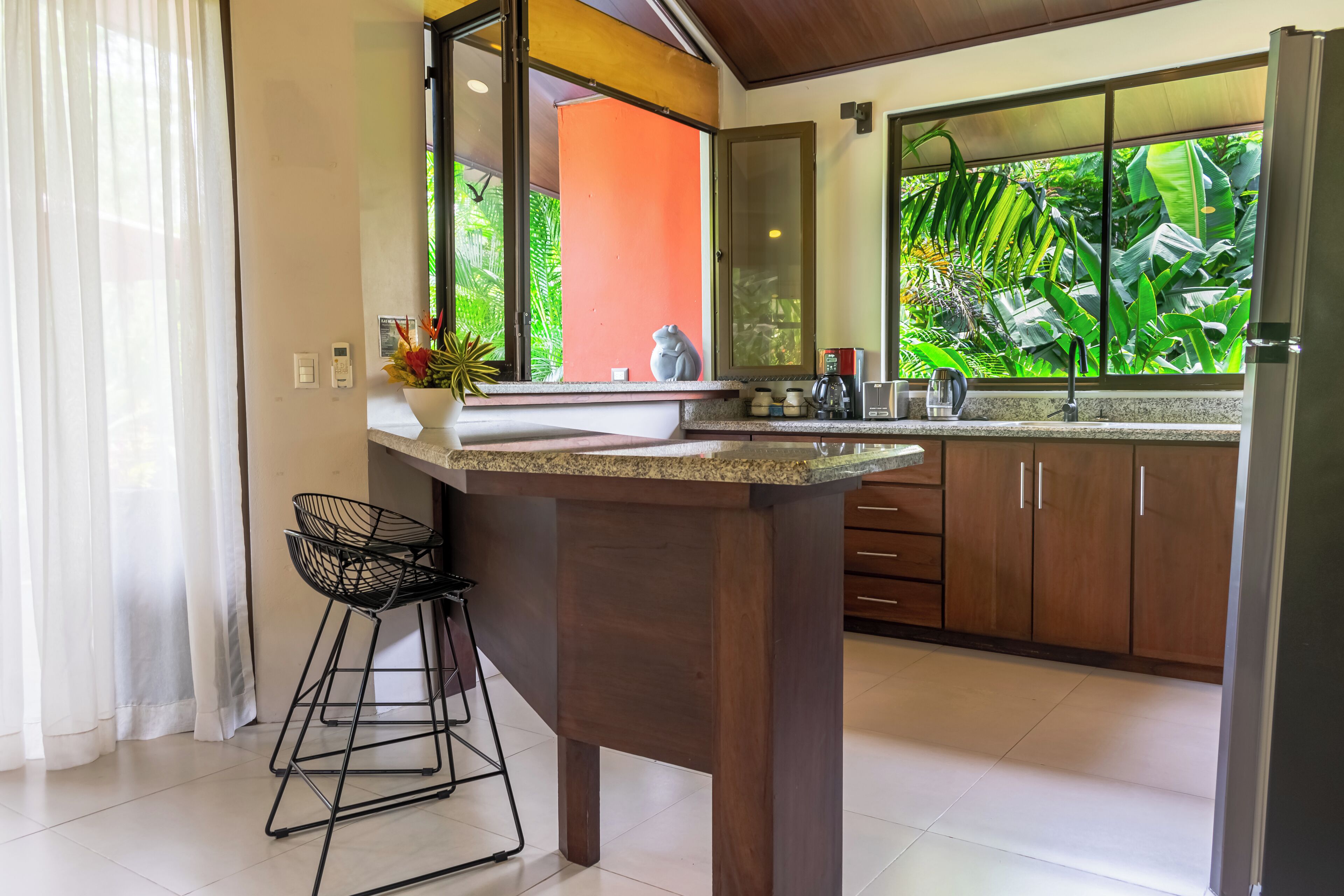 Micro-ondes, four, plaque de cuisson