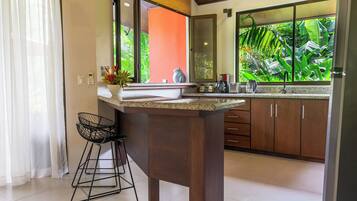 Micro-ondes, four, plaque de cuisson