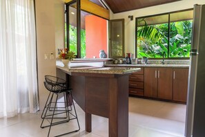 Four à micro-ondes, un four, surface de cuisson